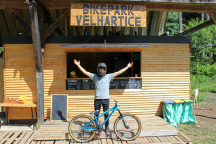 Bikepark Velhartice V areálu se nachází i občerstvovací kiosek, kde je možné platit kartou.