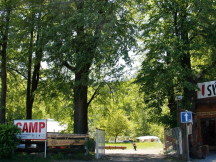 Kemp Pod Lipami Hlavní brána do kempu společně s prodejnou Valašské dobroty