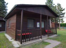 Autocamp Mělník 10x 4L bungalov, 2 místnosti po 2 lůžkách včetně lůžkovin, sprchový kout, WC, malá kuchyňka s lednicí, el. vařič, rychl. konvice