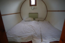 Autocamp Mělník 13x 2L sud, rozkládací postele, stolek, elektrika, lůžkoviny