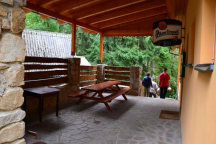 Autokemp Komorník restaurace - posezení u grilu