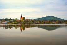 Rekreační středisko a kemp JACHTA HOLANY kostelík v Holanech a vrch Vlhošť