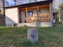 Camp Velkopařezitý 4L Chatka Zdena má vlastní WC, sprchový kout, kuchyňský kout s dřezem, chladničkou a rychlovarnou konvicí.