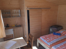 Autocamp Jenišov - Lipno 4L chatka, kuchyňka + sprcha + WC