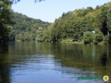 CHATY  SÁZAVA řeka před chatou