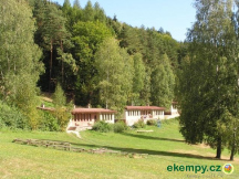 Rekreační areál a kemp Pecka 2-5L pokoje domky