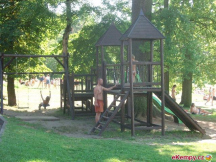Camping & Restaurant BEZDREV Dřevěný hrad se skluzavkou a houpačkama