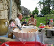 Camp Javořice - turistatek Grilované masíčko, zeleninové salátky.  ...a mísy jsou prázdné.