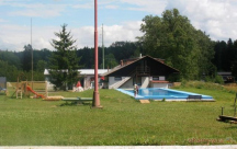 Pohled na hlavní budovu, bazén a dětské hřiště