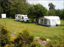 Camping Božanov velmi prostorná a rovná campingová místa