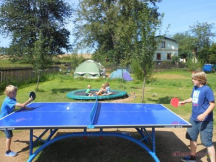 v kempu je pingpongový stůl a trampolína