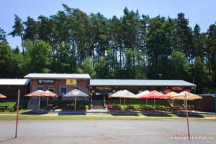Autocamp Wilsonka na Dalešické přehradě restaurace s terasou a stánky s občerstvením