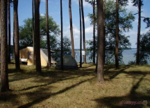 Camping & Restaurant BEZDREV Stanová plocha v lese