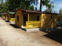 Camp Velkopařezitý 4L chatky Nika jsou nově zrekonstruované chatky, které mají vlastní vestavěný sprchový kout, WC, kuchyňský kout s dřezem, chladničkou a rychlovarnou konvicí.