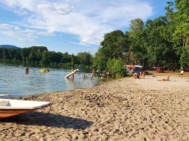 Rekreační středisko a kemp JACHTA HOLANY pláž
