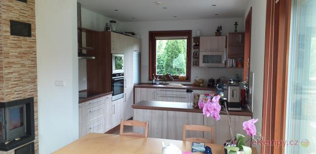 COUNTRY HOUSE Tisá 7L bungalov kuchyň