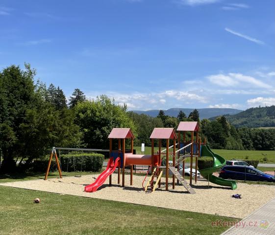 Karavan Kemp Zlosin Dětské hřiště Hrad Zlosin