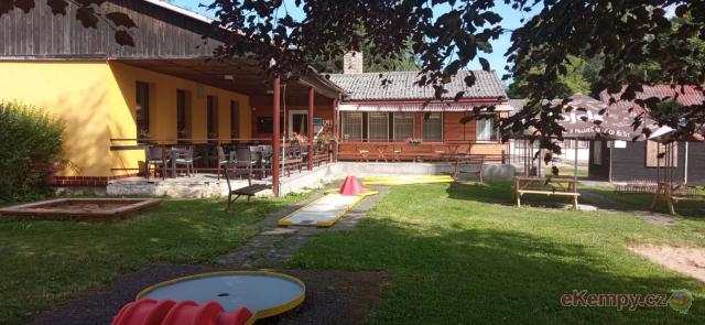 Areál zdraví a sportu terasa restaurace a minigolf