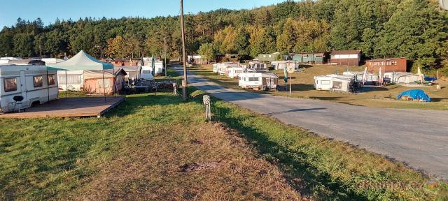 Autocamp Wilsonka na Dalešické přehradě místa pro karavany