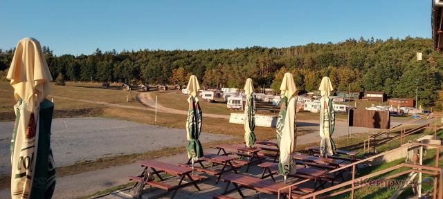 Autocamp Wilsonka na Dalešické přehradě kemp září 2023