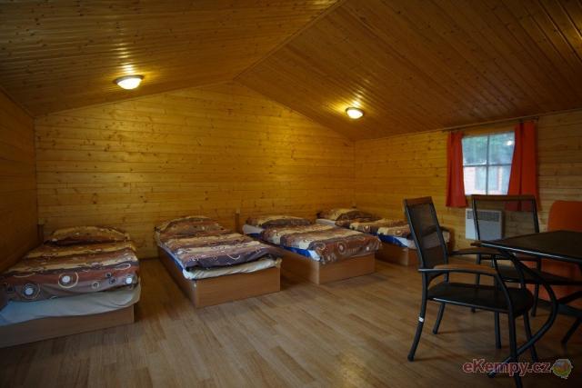 Autocamp Mělník 4-lůžkové chaty bez koupelny a WC