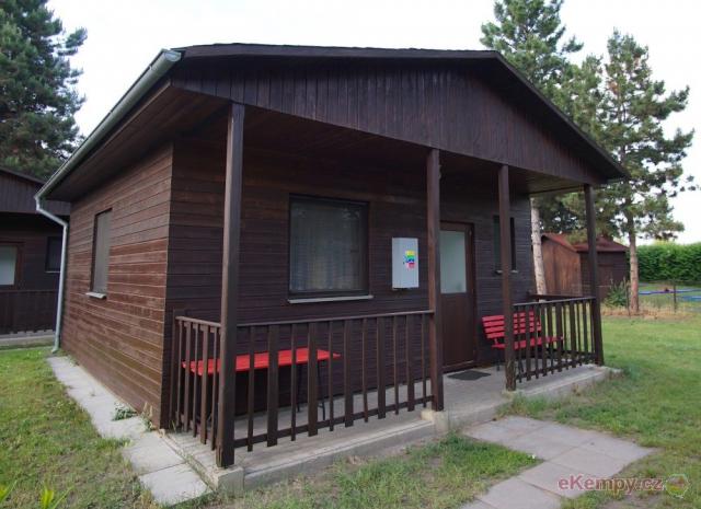 Autocamp Mělník 10x 4L bungalov, 2 místnosti po 2 lůžkách včetně lůžkovin, sprchový kout, WC, malá kuchyňka s lednicí, el. vařič, rychl. konvice