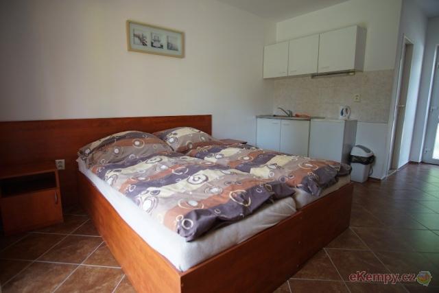 Autocamp Mělník 10x 2L pokoj