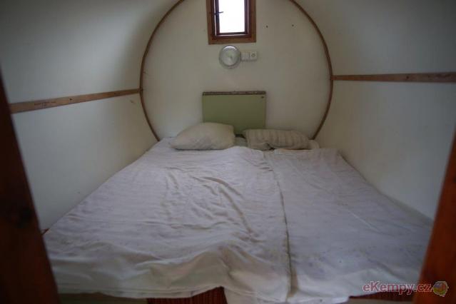 Autocamp Mělník 13x 2L sud, rozkládací postele, stolek, elektrika, lůžkoviny