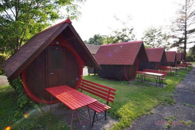 Autocamp Mělník 13x 2L sud, rozkládací postele, stolek, elektrika, lůžkoviny