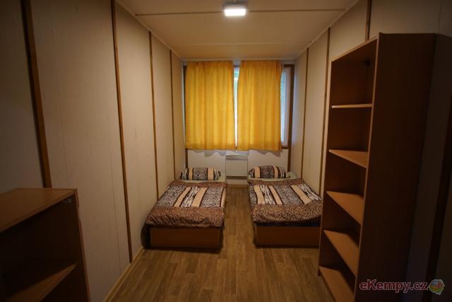 Autocamp Mělník 15×2-lůžkový pokoj, WC a sprchy společné na chodbě, velká klubovna, TV, lednice