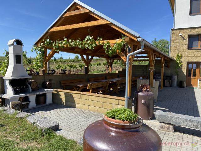 VINAŘSTVÍ & PENZION KNÁPEK STRACHOTÍN Posezení pod pergolou, krb, ohniště