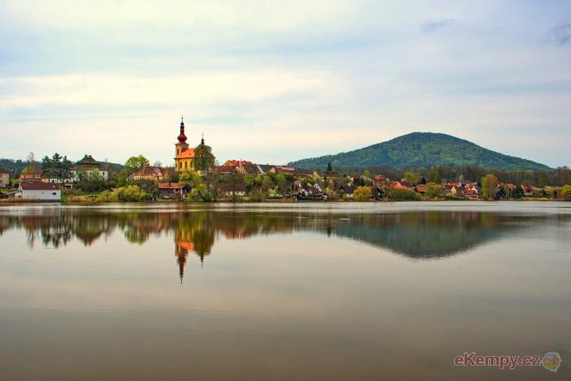 Rekreační středisko a kemp JACHTA HOLANY kostelík v Holanech a vrch Vlhošť