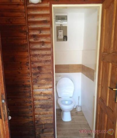 Chatová osada OÁZA každá chatka má vlastní WC