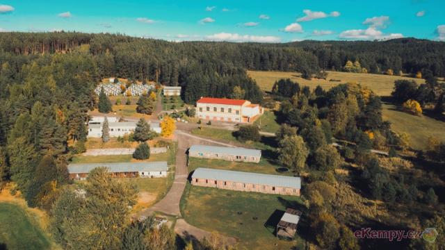 Resort pod Landštejnem  Resort pod Landštejnem nabízí 4 druhy ubytovacích jednotek, sportovní halu s tělocvičnou, venkovní asfaltové hřiště,beach volejbalové hřiště, vlastní restauraci a to vše v krásném prostředí České Kanady u Starého Města pod Landštejnem
