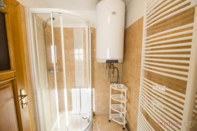 Koupaliště a kemp Pecka 8L chata