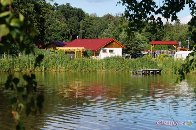 Kemp Fousek  Rybník Honzík a vjezd do kempu