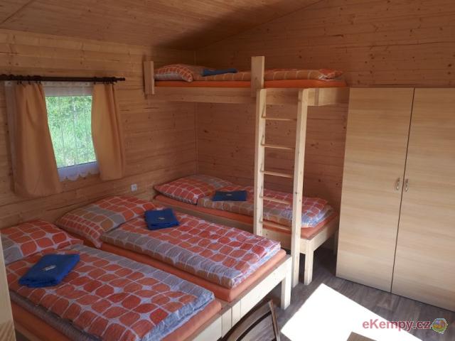 Autocamp Jenišov - Lipno 4L chatka, kuchyňka + sprcha + WC