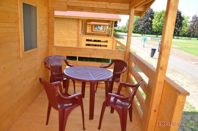 Koupaliště a kemp Chlumec nad Cidlinou 4L chatky