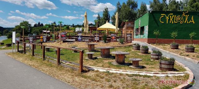 Autokemp Přehrada Mostkovice posezení Cykloška