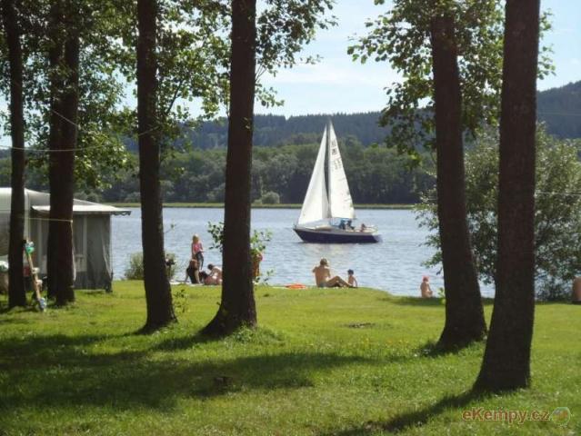 Kemp u Kukačků a Penzion DaJa Lipno místa ve stínu